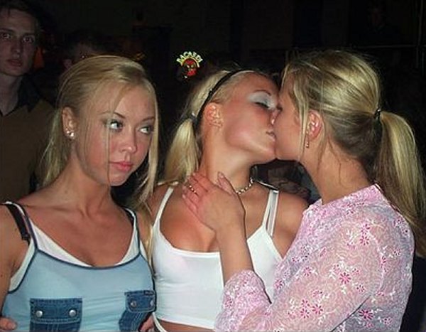 girls kissing